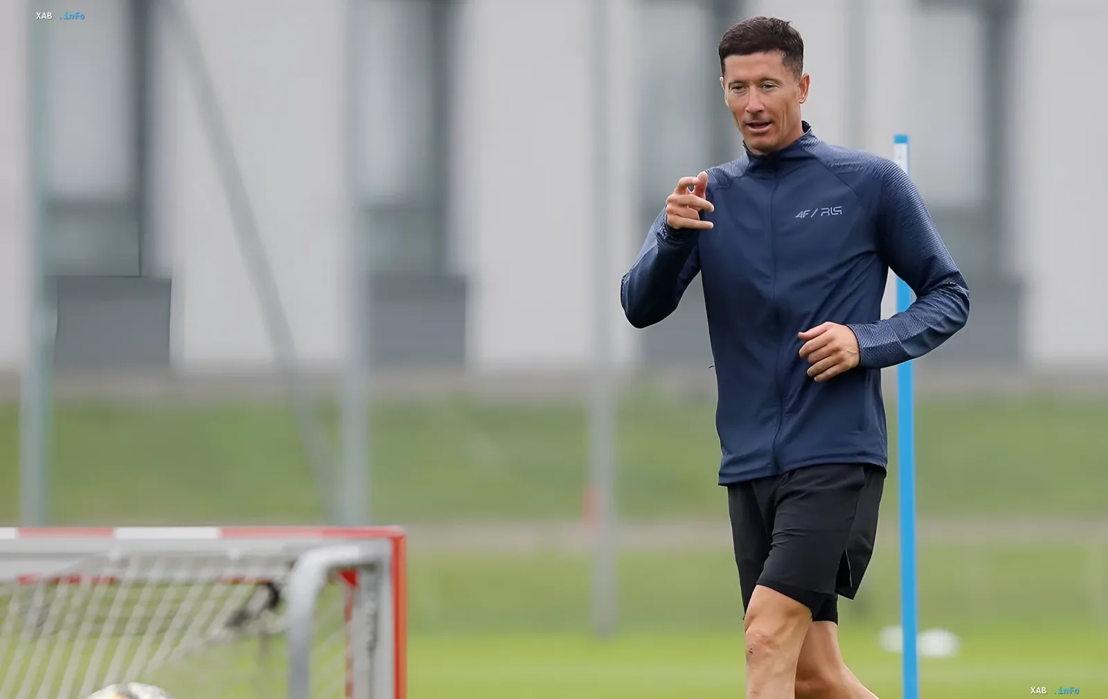 Robert Lewandowski in Trainingskleidung auf einem Fußballfeld, zeigt die Vorbereitung auf die nächste Etappe seiner Karriere in der MLS