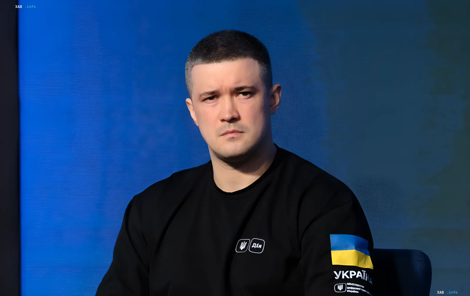 Михаил Федоров, министр цифровой трансформации Украины, в черной футболке с логотипом 'Дія' и флагом Украины