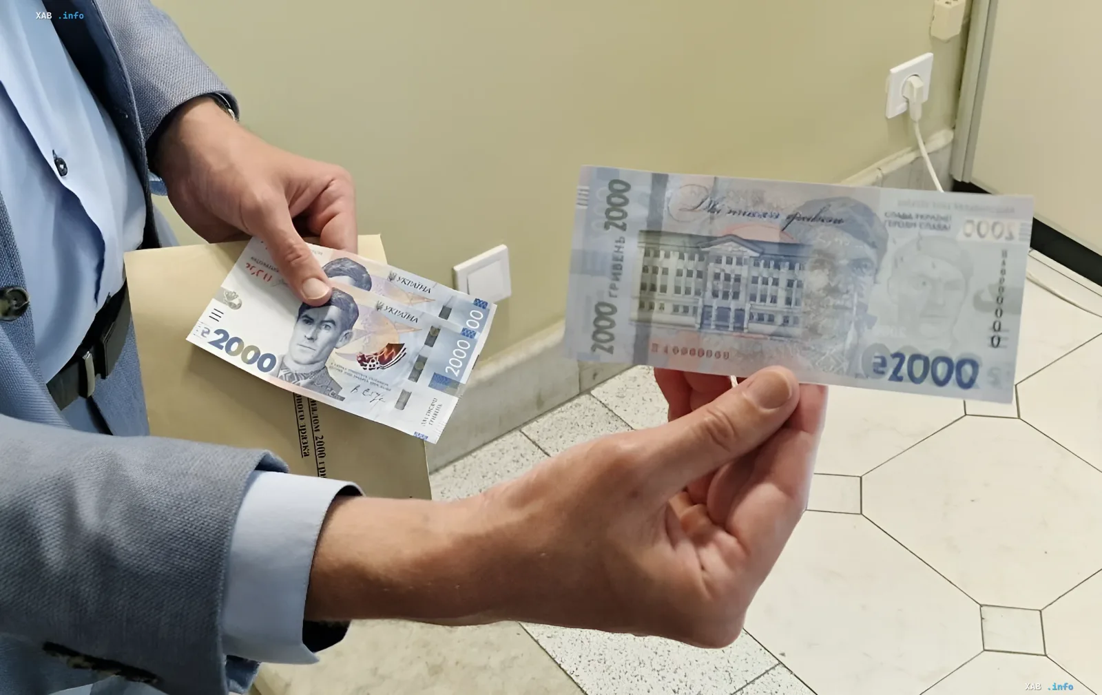 Співробітник НБУ демонструє купюру 2000 гривень із зображенням архітектора Володимира Засядька, дизайн якої зазнав критики і буде змінено