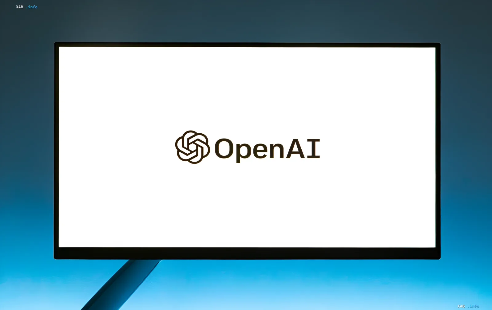 Логотип OpenAI на экране монитора — символ первого ИИ-компьютера с «живым» корпусом, вызвавшего судебный иск от Apple