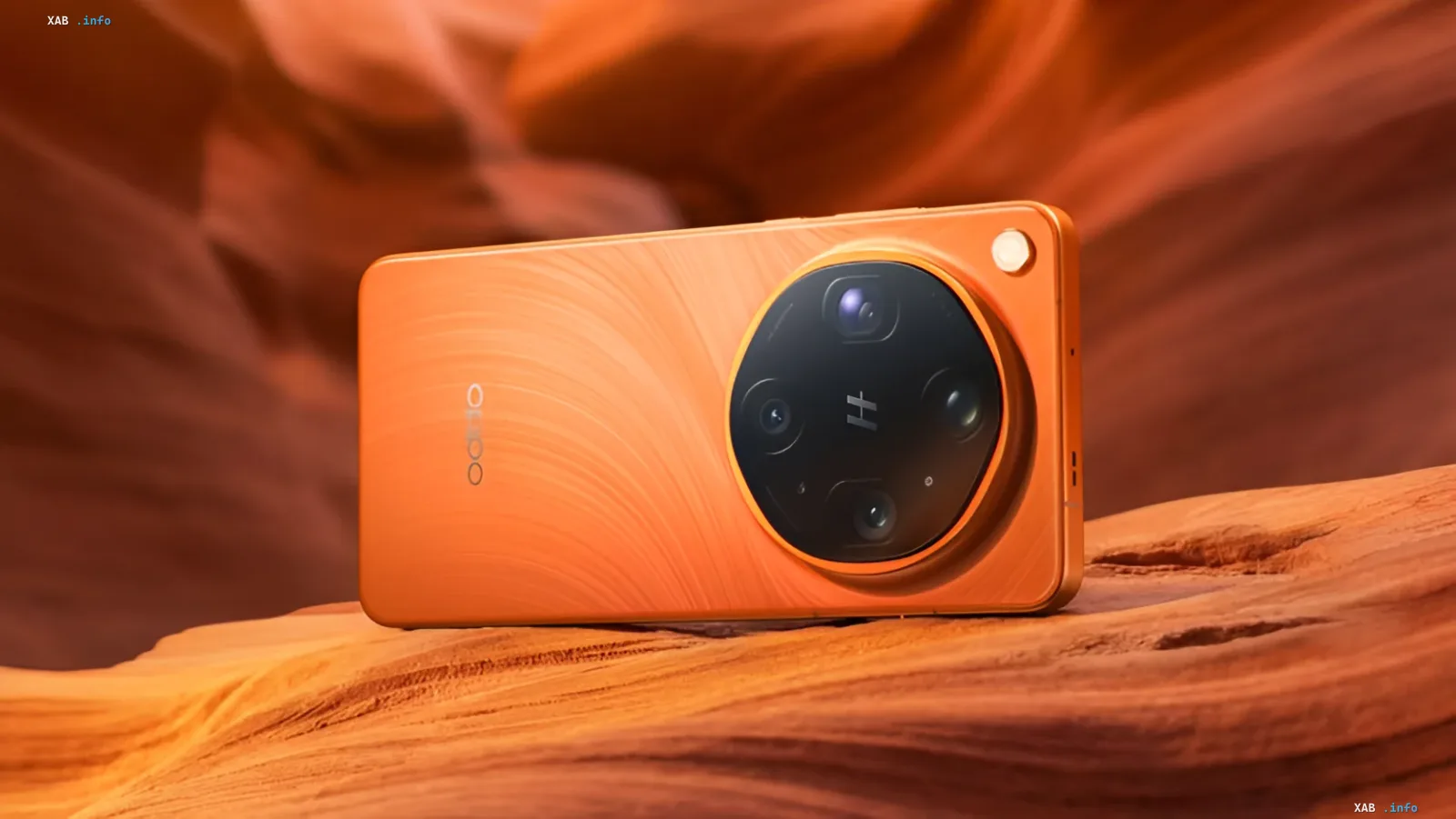 Задняя панель смартфона Oppo Find X10 Pro Max оранжевого цвета с круглым модулем камер Hasselblad, содержащим три объектива по 200 МП, на фоне каньона