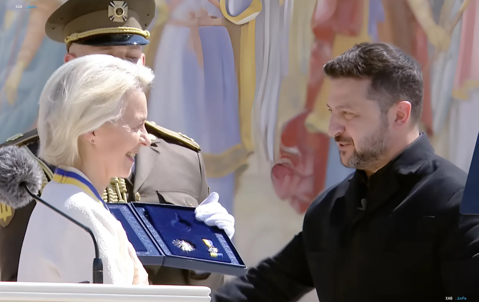 Президент Украины Владимир Зеленский вручает Урсуле фон дер Ляйен первую награду нового Ордена Европы