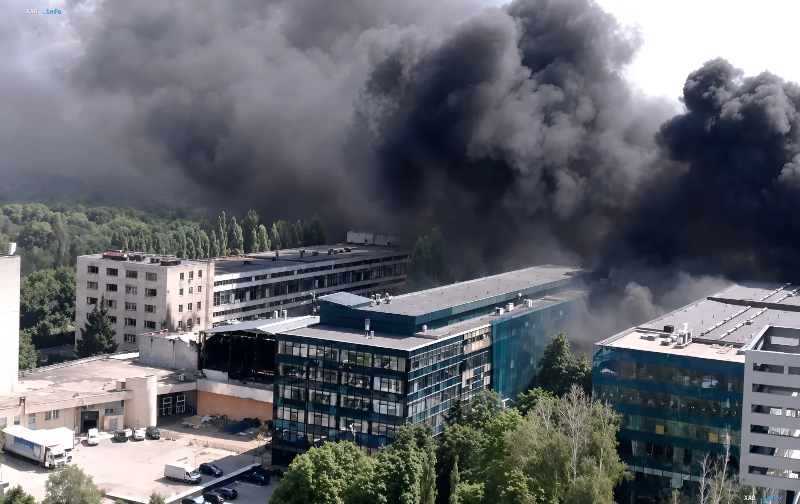Massive black smoke from a fire in Podilskyi district of Kyiv, covering 800 square meters of the building