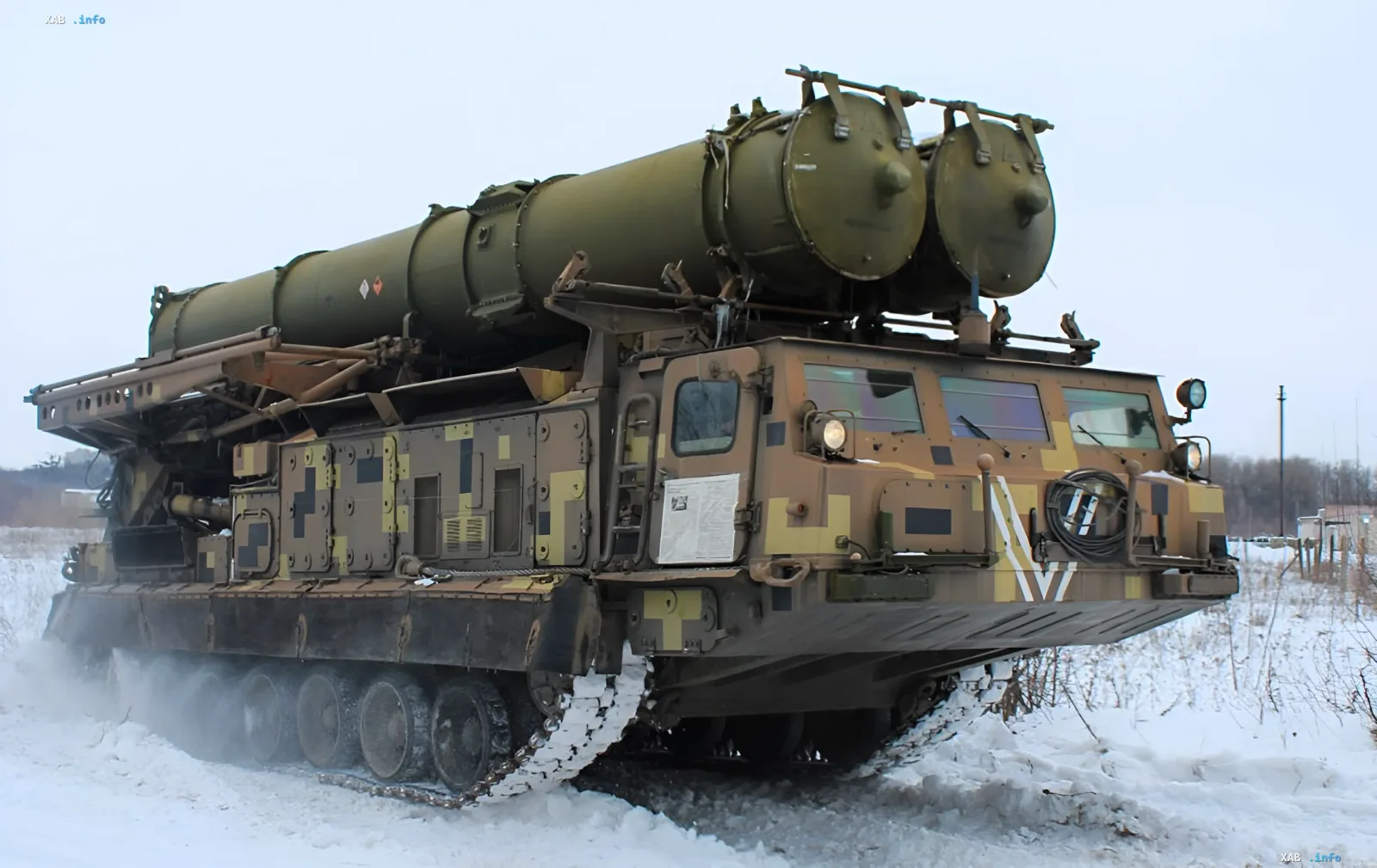 Зенитный ракетный комплекс С-300 на гусеничном шасси в движении по снегу, иллюстрирующий переброску ПВО с Севера