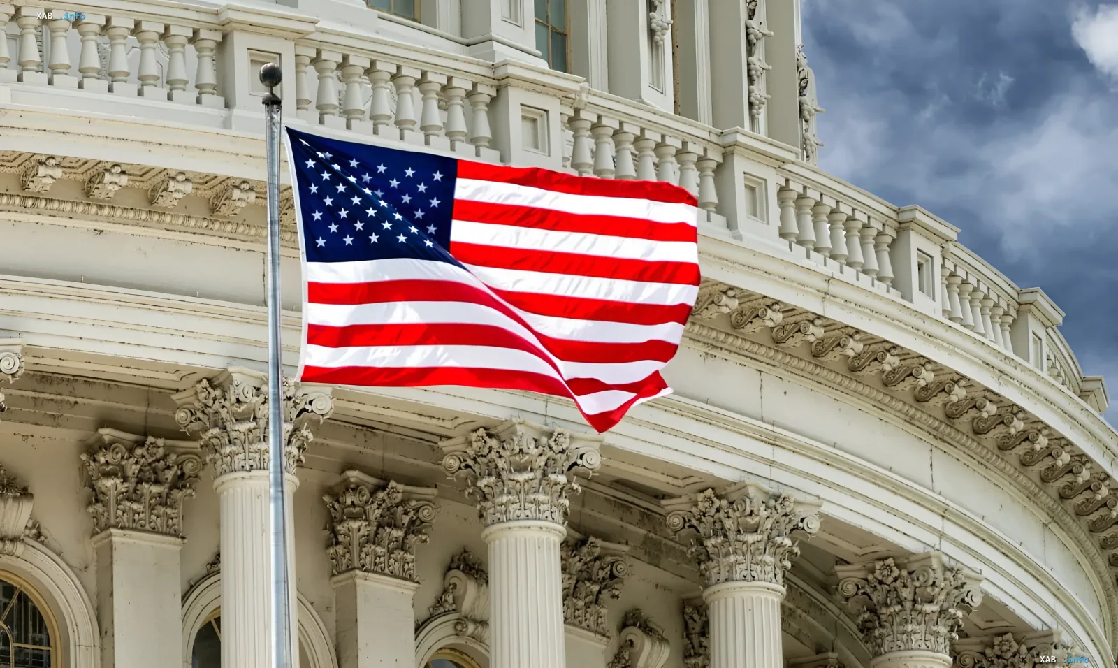 Прапор США розвівається на тлі будівлі Сенату, символізуючи політичні дебати про бюджет Пентагону та війну з Іраном