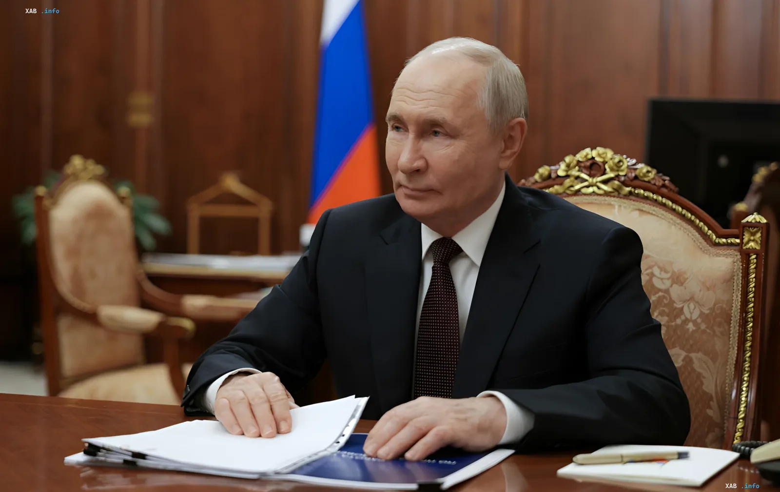 Wladimir Putin am Schreibtisch in einem Büro mit Dokumenten, diskutiert Fragen im Zusammenhang mit der Eskalation des Krieges gegen Ukraine nach ukrainischen Geheimdienstinformationen