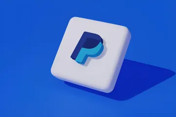 Логотип PayPal на белом кубе с синим фоном — символ возможной сделки на $53 млрд с Stripe и Advent International