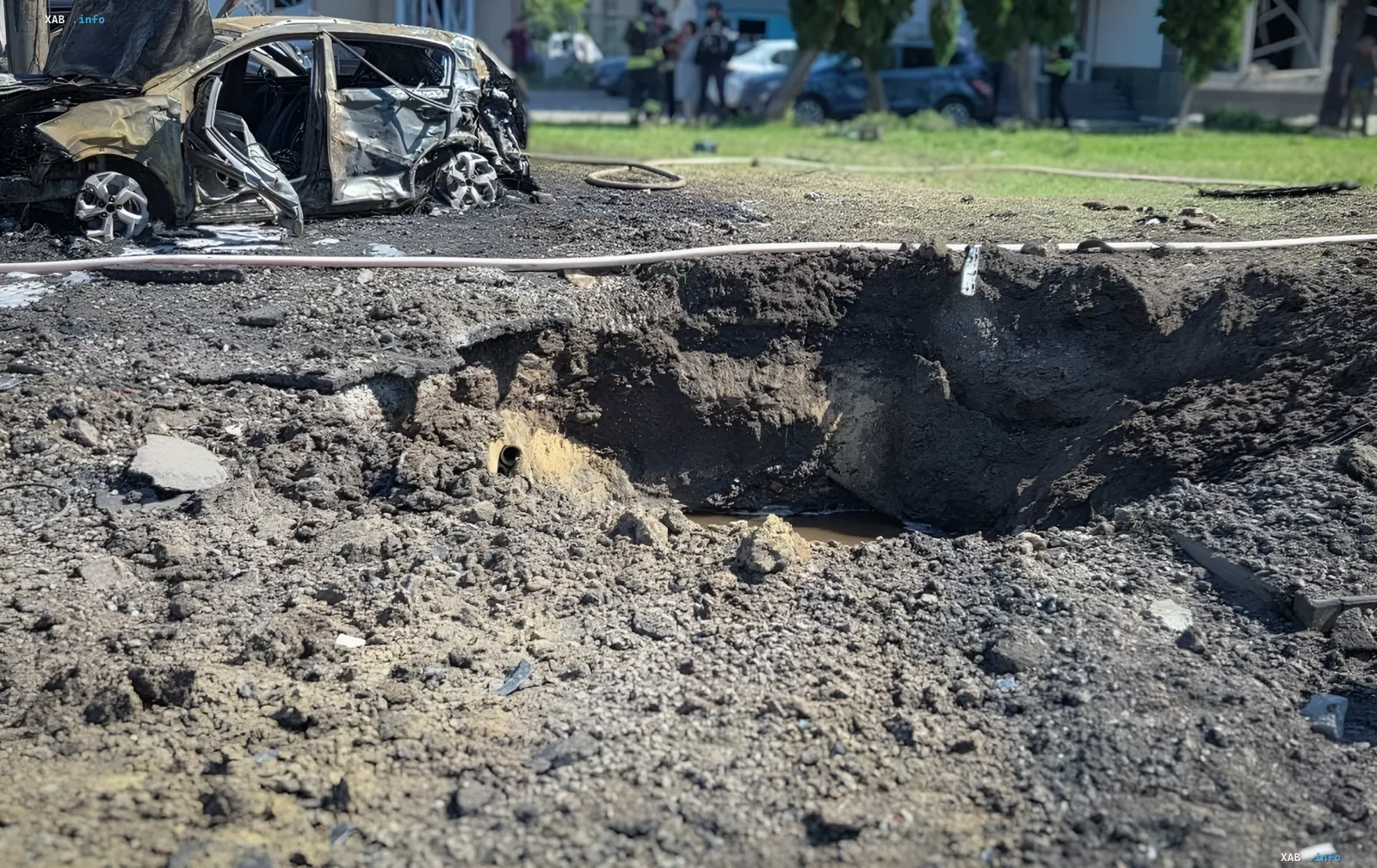 Разрушенная машина и воронка от взрыва в Сумах после удара КАБ, последствия атаки на мирных жителей