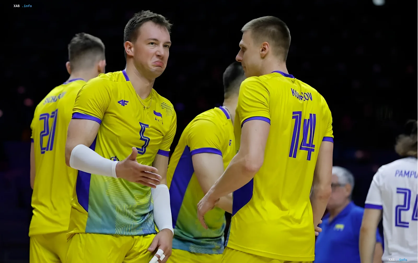 Волейболисты сборной Украины в желто-синих формах празднуют победу над Ираном в Лиге наций, эмоциональный момент на площадке