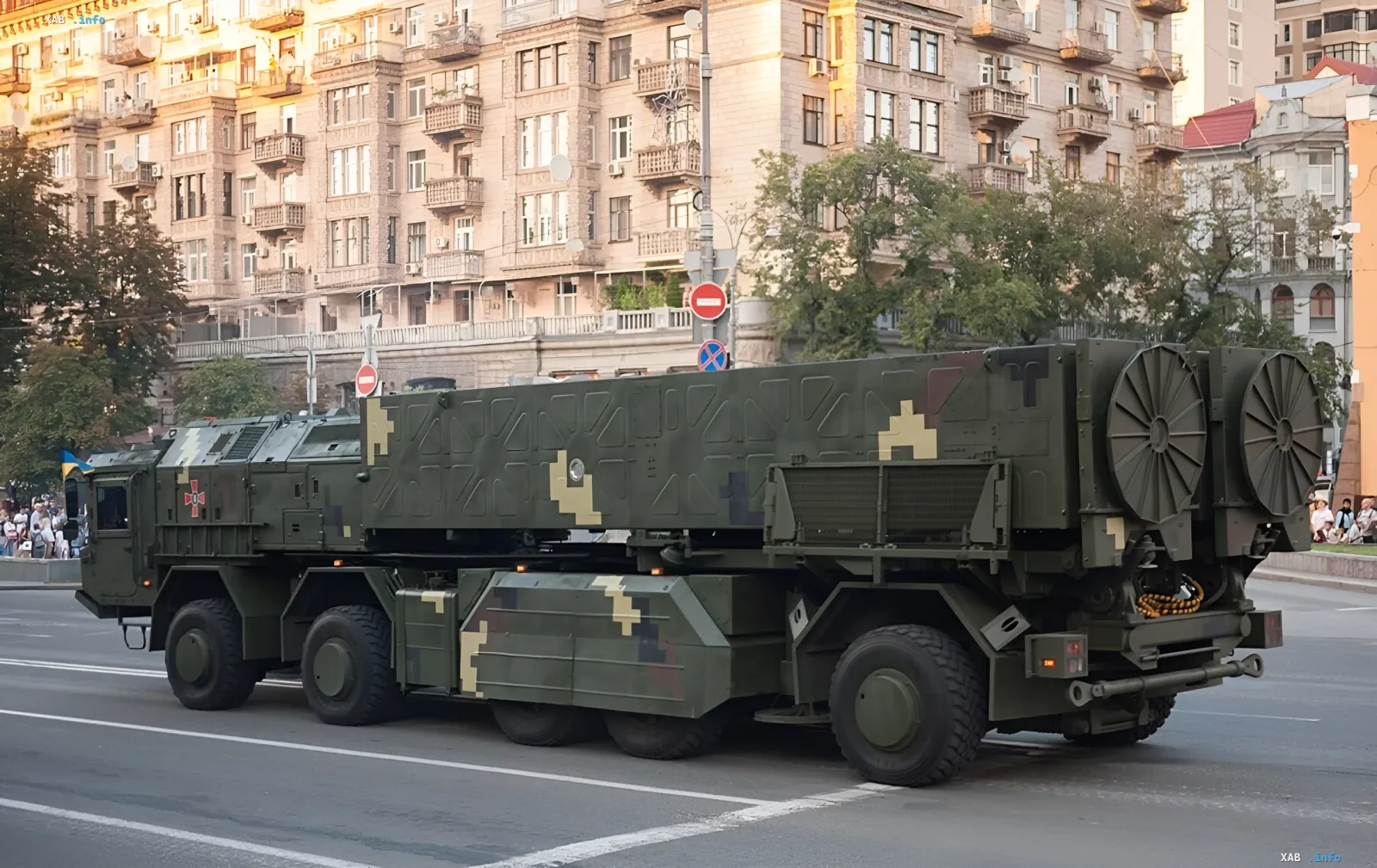 Украинская военная техника с баллистической ракетой на параде в Киеве, демонстрирующая успехи отечественного ВПК