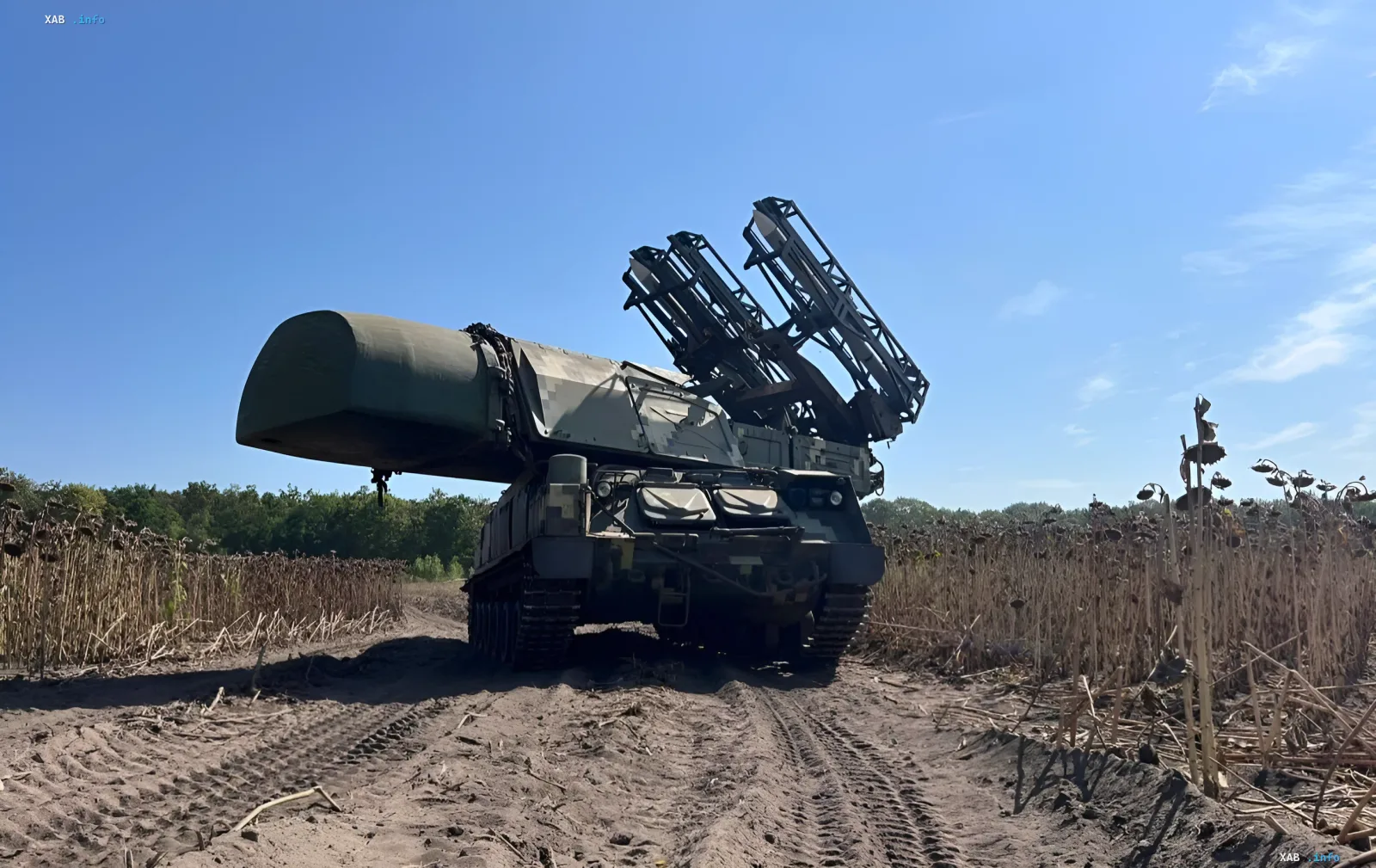 Британская зенитная ракетная система на украинском поле, символизирующая поддержку Лондона