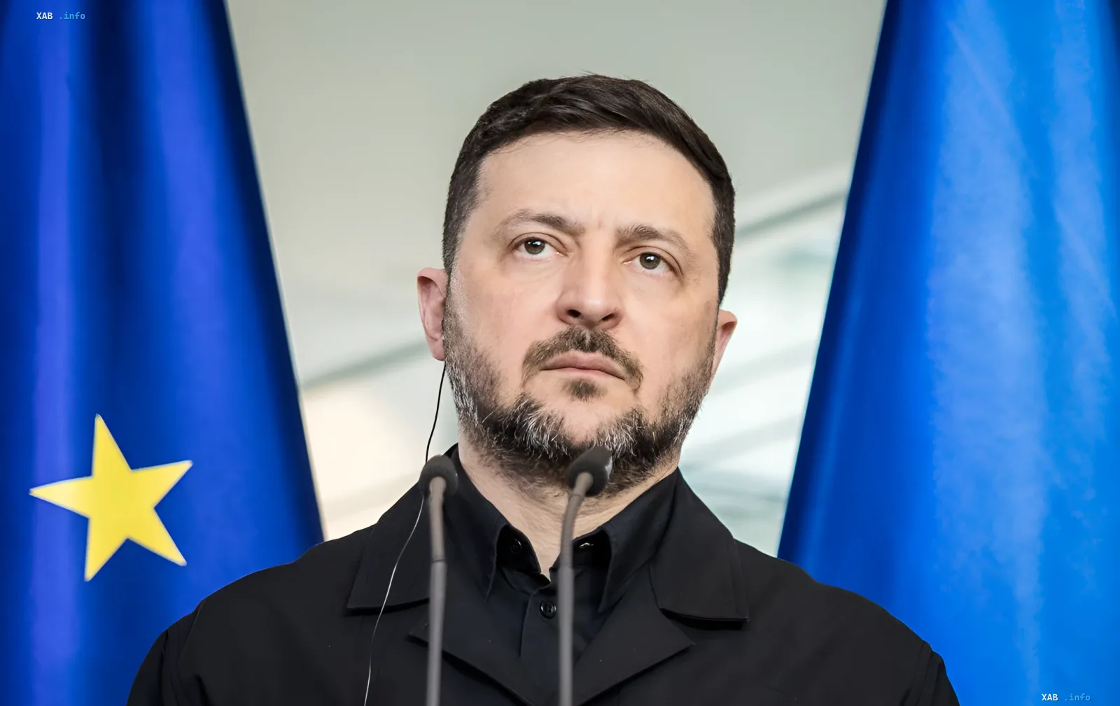 Президент Украины Владимир Зеленский на фоне флагов ЕС и Украины анонсирует локализацию производства ракет Patriot и SAMP/T