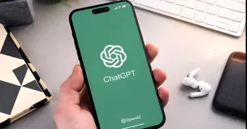 Смартфон с открытым приложением ChatGPT на экране, символизирующий повседневное использование ИИ-ассистента, о котором идет речь в статье о вредных привычках при работе с ChatGPT