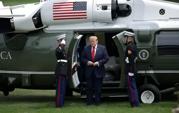 Дональд Трамп выходит из вертолёта Marine One на фоне обсуждения возможного захвата иранских островов
