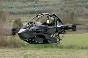 Kampf-Aerobike Brave1 mit einem Piloten im Helm hebt auf einem Feld ab und zeigt innovative Infanterie-Lieferungstaktiken