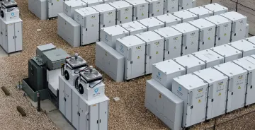 Industrielle Container mit Natrium-Ionen-Batterien von CATL und Alfen, installiert auf einer offenen Fläche zur Energiespeicherung