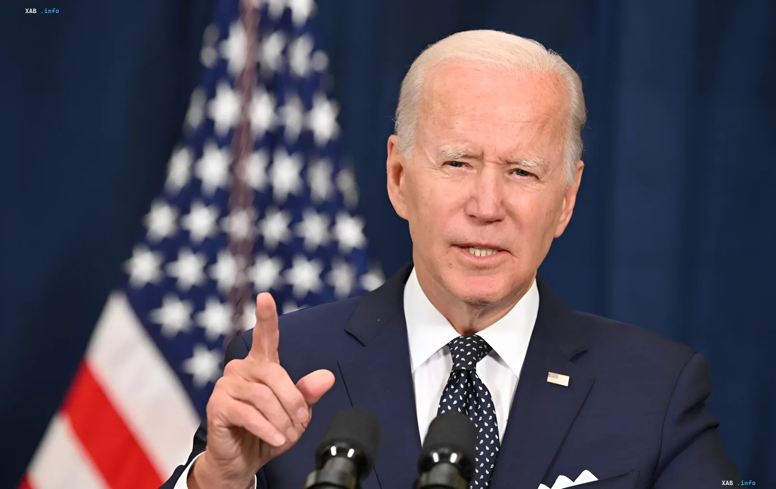 Президент США Джо Байден на фоні американського прапора під час виступу, анонсуючи вихід своїх мемуарів «Пообіцяй мені Америку»