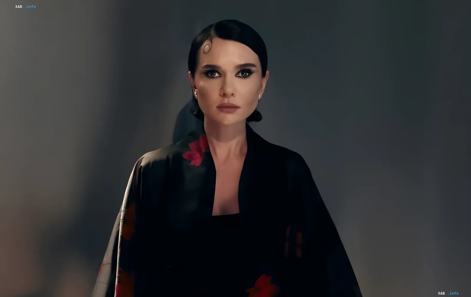 Елена Лавренюк в элегантном черном кимоно с красными цветами, демонстрирующая последствия ночной атаки на Киев