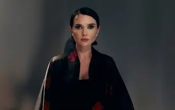 Елена Лавренюк в элегантном черном кимоно с красными цветами, демонстрирующая последствия ночной атаки на Киев
