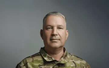 Pawlo Elizarow, Stellvertretender Befehlshaber der Luft- und Weltraumkräfte der Streitkräfte der Ukraine, in Uniform vor neutralem grauem Hintergrund — Schlüsselfigur in der Nachricht über Rücktritt und Kritik an der Entfernung von Fedorow