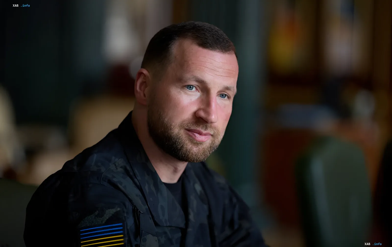 Портрет Евгения Хмары, нового главы Минобороны Украины, в военной форме с украинским флагом на рукаве