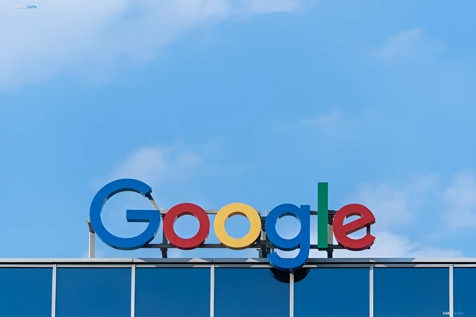 Логотип Google на крыше здания на фоне голубого неба — компания грозит многомиллионными штрафами от Еврокомиссии за нарушение правил цифрового рынка