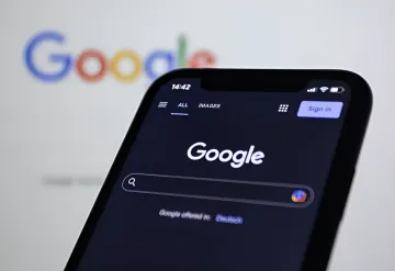 Смартфон с открытым поиском Google на экране, символизирующий скандал с ИИ-советами по суициду и расстройствам пищевого поведения для подростков