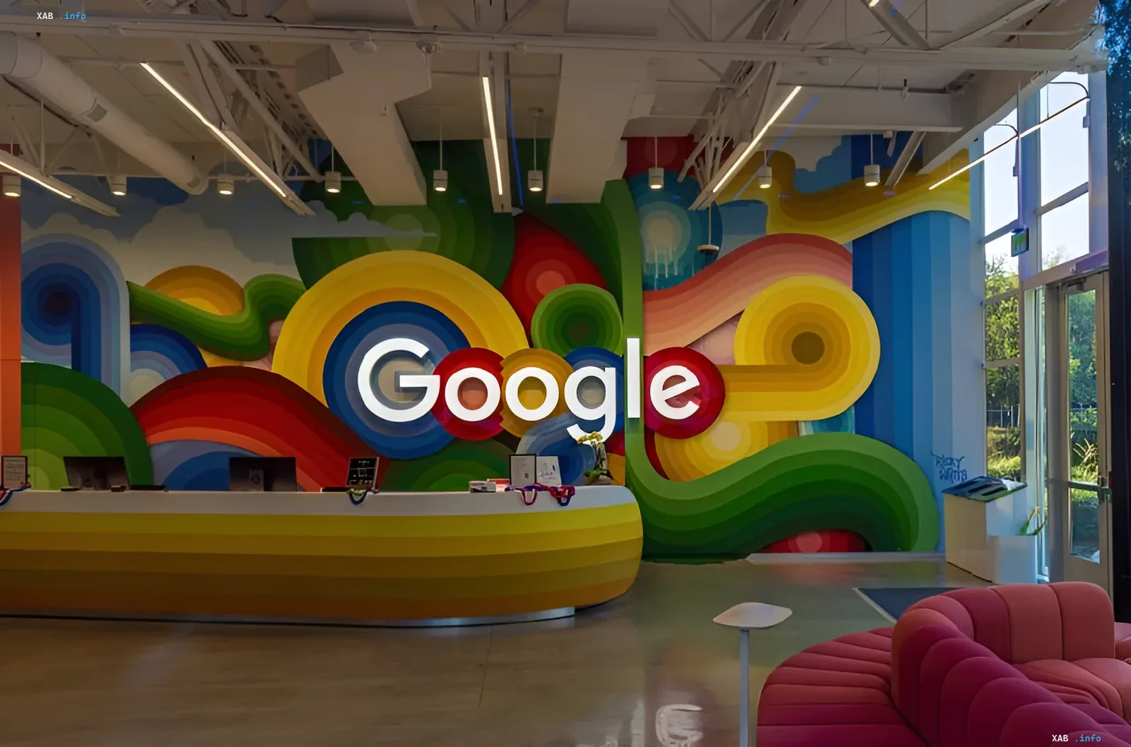 Google-Logo an einer bunten Büro-Wand, das das 25-jährige Jubiläum von Google Bilder und seine Entwicklung von Suchen nach Tags zur KI-generierten Bildwelt symbolisiert