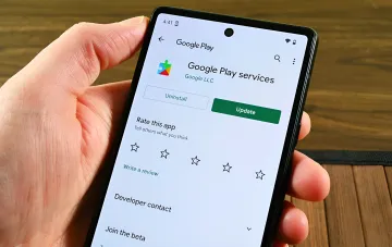 Смартфон с открытым Google Play: экран обновления Google Play Services, иллюстрирующий работу магазина приложений в контексте санкций ЕС против российских сервисов