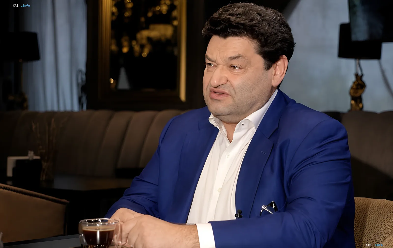Дмитро Фірсов у синьому піджаку під час інтерв'ю, обговорює вибух у Монако та звинувачення у причетності до замаху на Ермолаєва