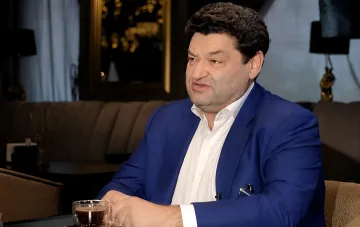 Дмитро Фірсов у синьому піджаку під час інтерв'ю, обговорює вибух у Монако та звинувачення у причетності до замаху на Ермолаєва