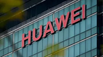 Логотип Huawei на фасаді сучасної будівлі — символ технологічного суверенітету компанії в умовах санкцій