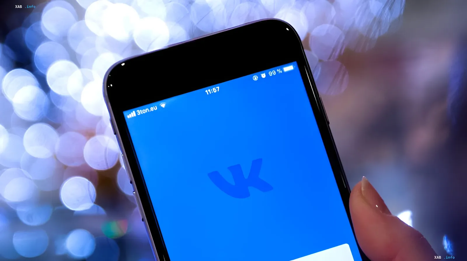 Смартфон с открытым приложением VK на экране, символизирующий удаление сервисов VK из AppGallery Huawei из-за санкционного списка ЕС