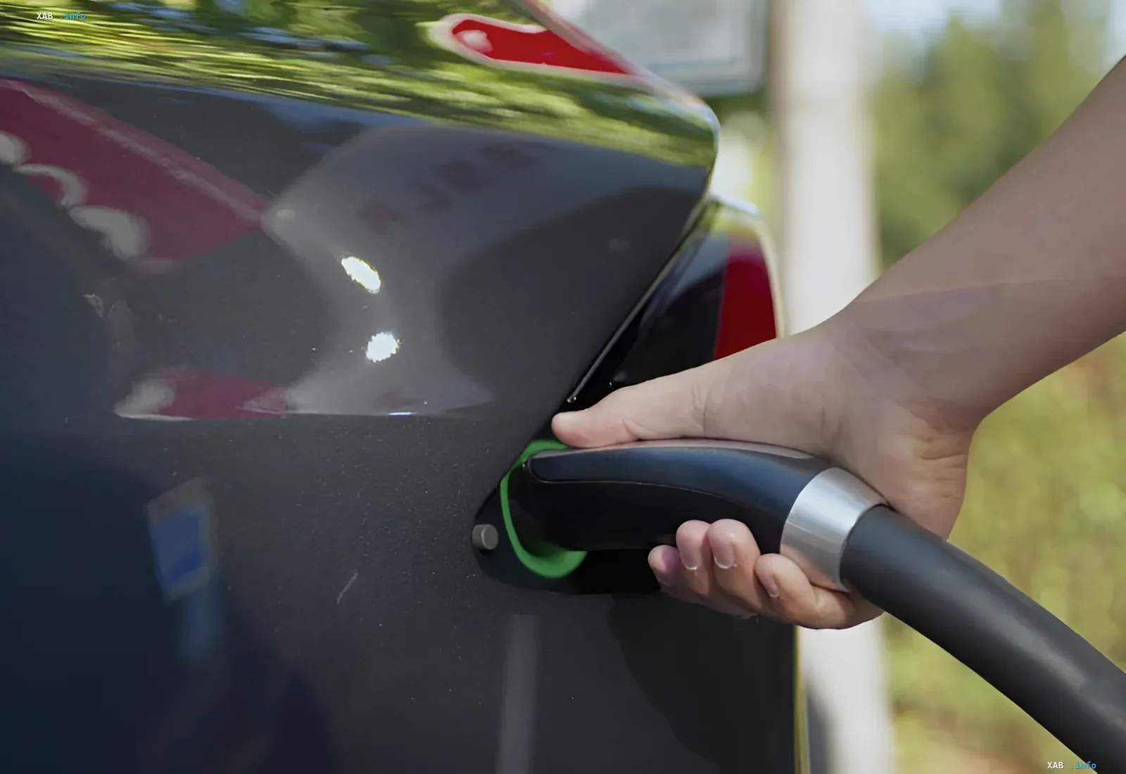 Laden eines Tesla-Elektrofahrzeugs mit einer LFP-Batterie von CATL, die die Überlegenheit der chinesischen Technologie gegenüber Panasonic und LG Chem zeigt