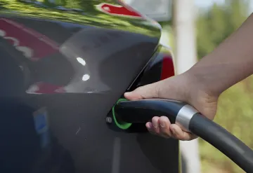Laden eines Tesla-Elektrofahrzeugs mit einer LFP-Batterie von CATL, die die Überlegenheit der chinesischen Technologie gegenüber Panasonic und LG Chem zeigt