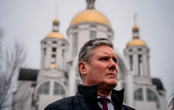 Keir Starmer in Kiew vor einem Gebäude mit goldenen Kuppeln, letzter Besuch vor dem Rücktritt
