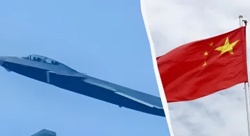Chinesischer Kampfflugzeug der fünften Generation J-20 vor der Flagge der VR China, das die wachsende militärische Macht des Landes symbolisiert