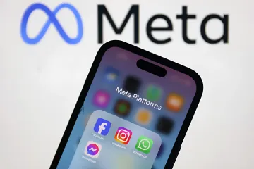 Смартфон с папкой Meta Platforms (Facebook, Instagram, WhatsApp, Messenger) на фоне логотипа Meta — иллюстрация к новости о системе экстренного оповещения родителей при угрозе суицида в чатах с AI