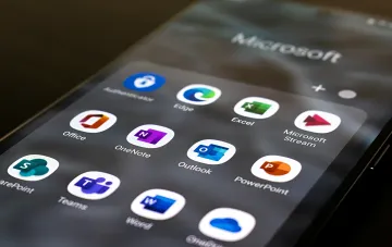 Екран пристрою з іконками Microsoft Office та Windows, що ілюструє вразливості в ПЗ Microsoft, які були виправлені, але хакери вже отримали новий інструмент для зламу админок