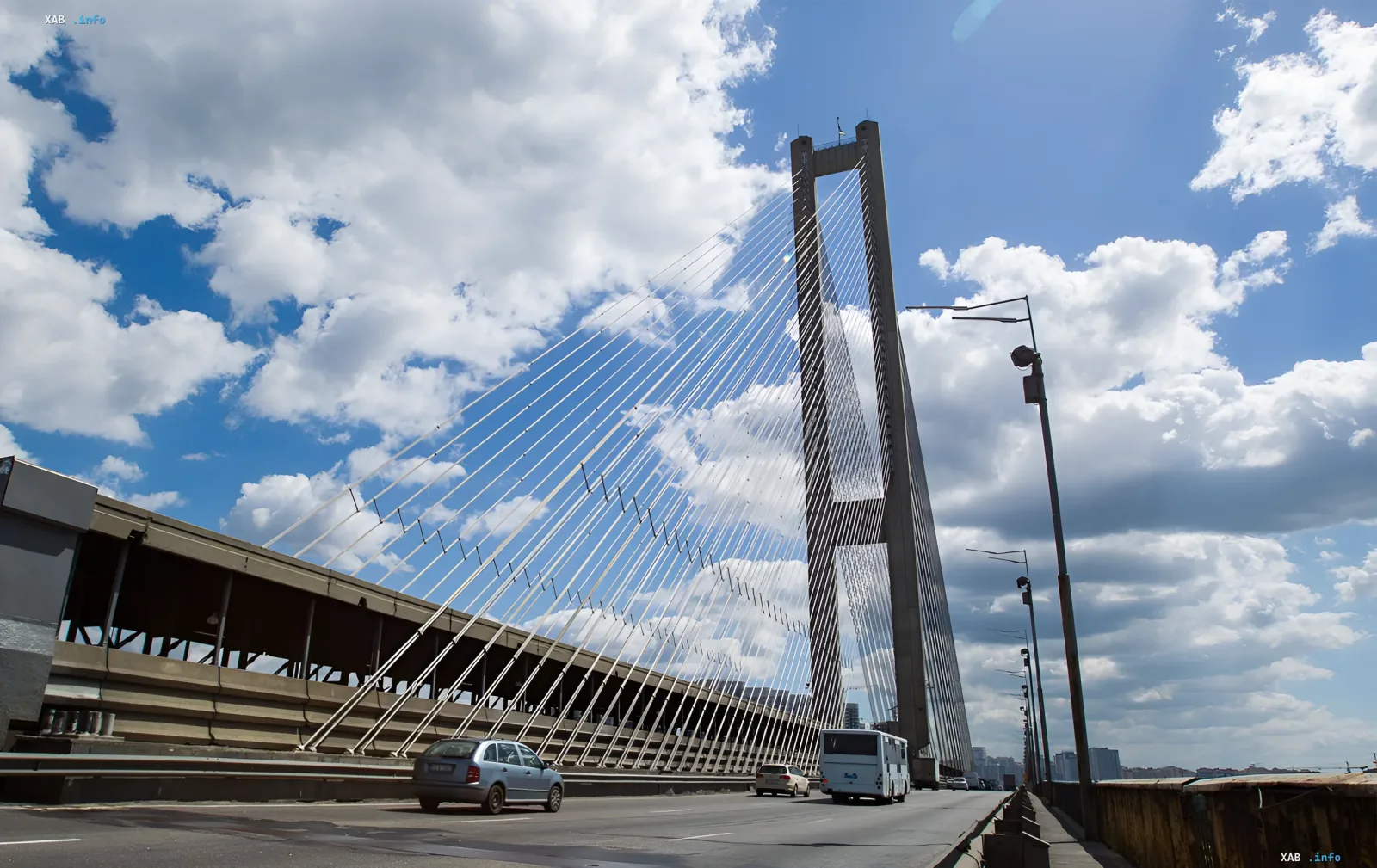 Südbrücke in Kiew mit fahrendem Verkehr vor einem bewölkten Himmel – Illustration zur Nachricht über Verkehrsbeschränkungen ab dem 17. Juli