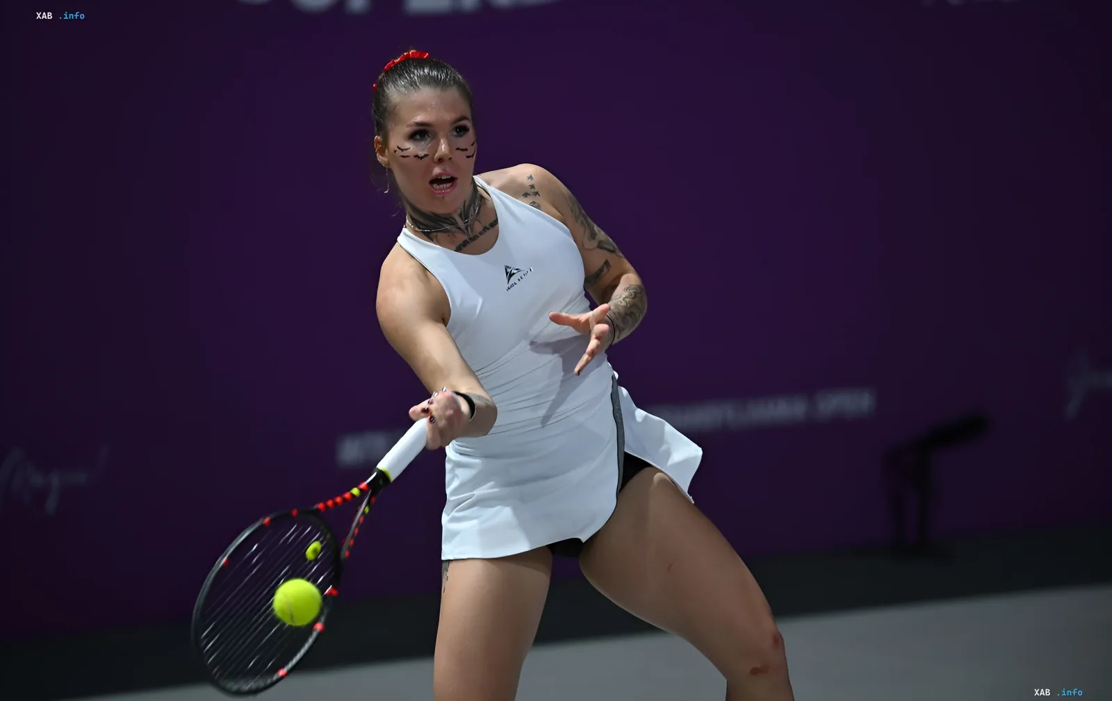 Александра Олейникова в действии на корте в Яссах во время матча WTA, где она разгромила Приданкину и вышла в четвертьфинал