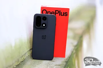 Смартфон OnePlus с фирменной камерой и логотипом на черном корпусе стоит перед красной коробкой с надписью OnePlus, символизируя уход бренда с рынков США и Европы в рамках новой стратегии Oppo.