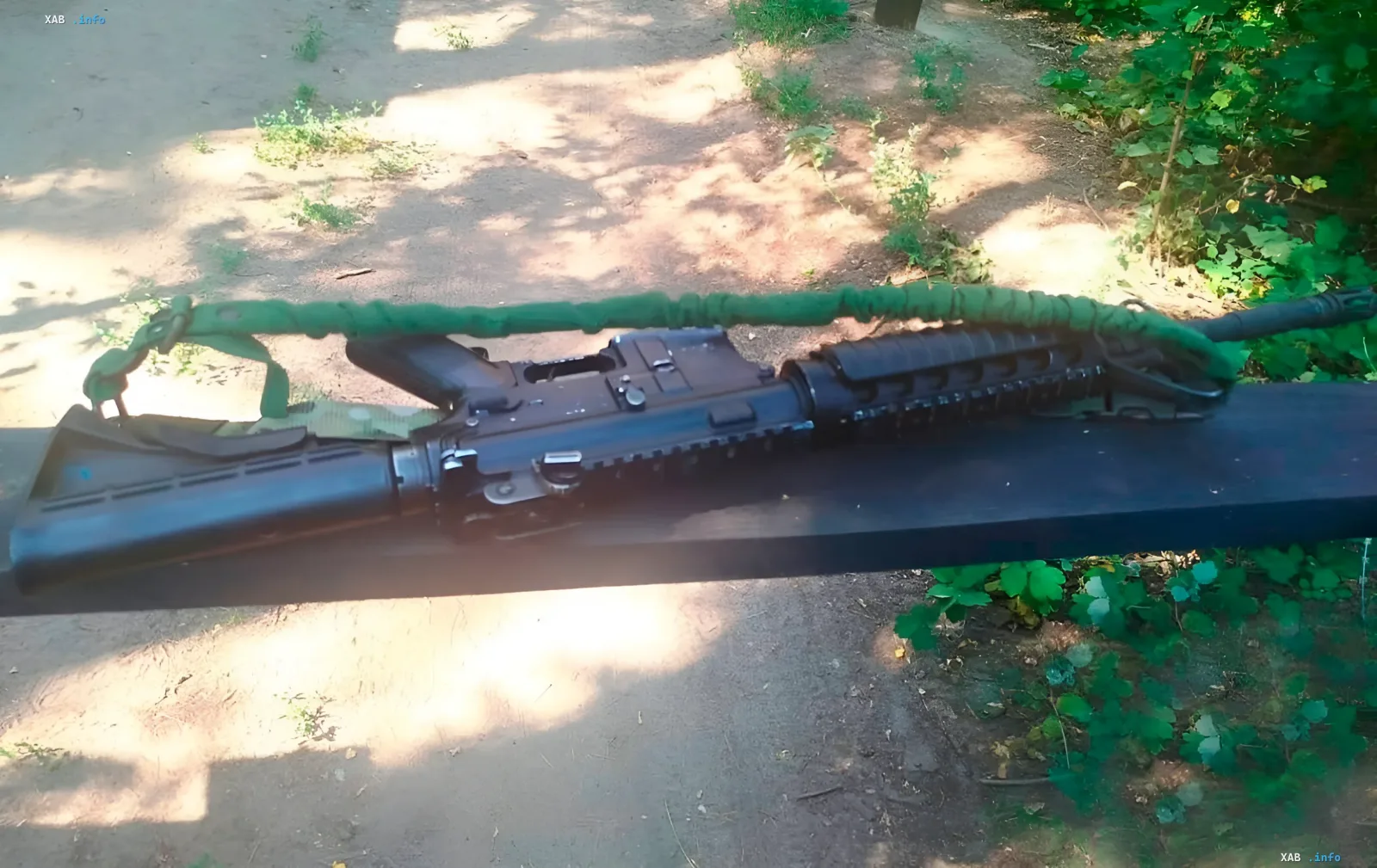 Автомат Калашникова с зеленым ремнем, найденный военными следователями в Днепропетровской области