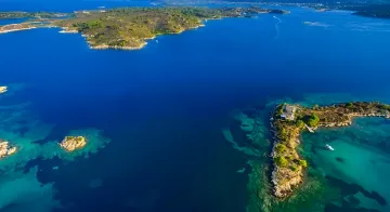 Повітряний знімок острова Діапорос: бірюзова вода, скелясті береги та самотній будинок — чому його називають грецьким Балі
