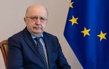 Litauischer Ministerpräsident Gintautas Kubilius in einer offiziellen Umgebung vor der Flagge der Europäischen Union, die die Entlassung von Mykhailo Fedorov diskutiert und Erklärungen von Wolodymyr Selenskyj fordert.