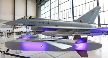 Eurofighter Typhoon der deutschen Luftwaffe und Trainingsrakete auf einer Ausstellung, die Modernisierung und Vorbereitung auf den neuen Tranche-4-Standard symbolisieren