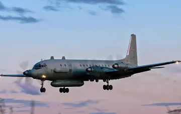 Российский военный самолет Ил-38 над Балтийским морем, перехваченный польскими истребителями 16 июля