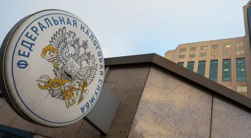 Логотип Федеральной налоговой службы России на фоне здания, иллюстрирующий тему налоговой ловушки и возможного включения РФ в черный список офшоров Португалии
