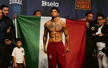 Ryan Garcia bei der Wiege vor dem Kampf mit Conor Benn, die mexikanische Flagge haltend