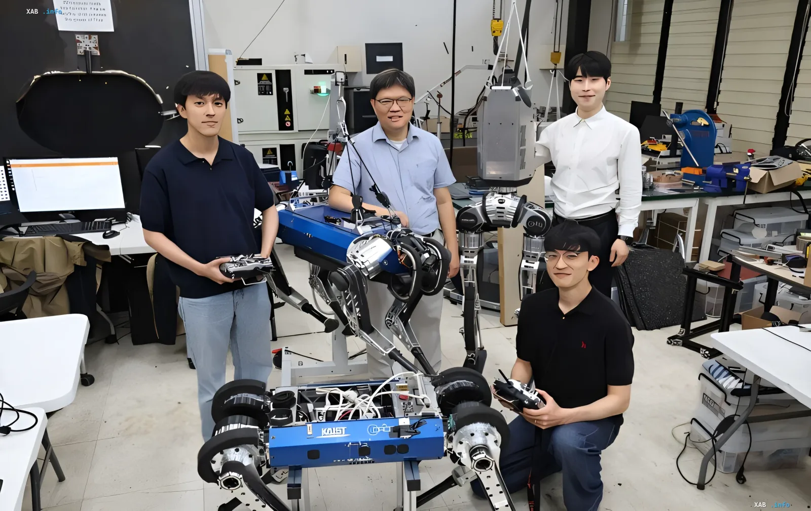 Команда исследователей KAIST с роботом HOUND в лаборатории, демонстрирующим возможности ИИ для выбора стиля бега